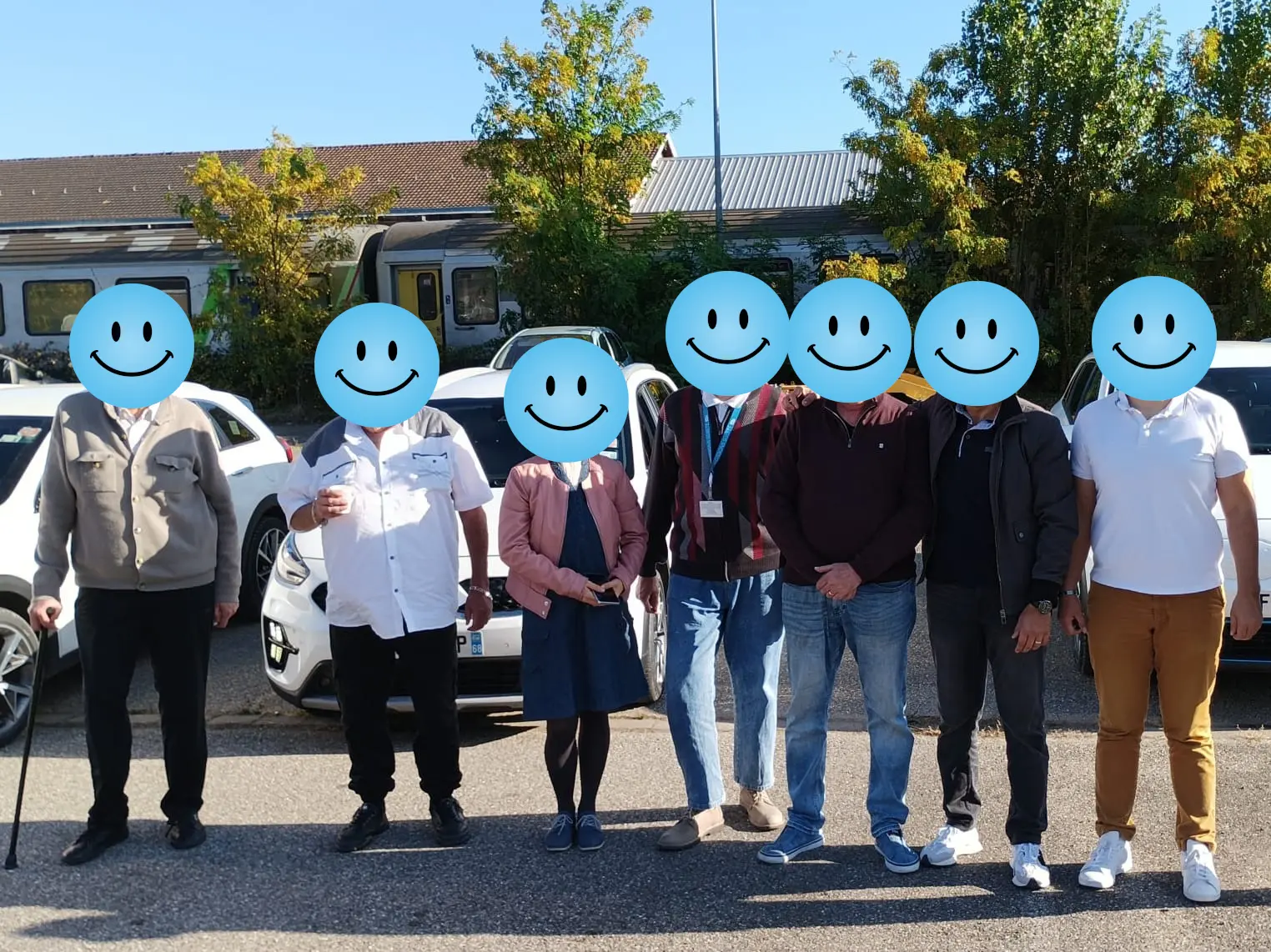 équipe de 8 chauffeurs prenant la pause devant leurs véhicules